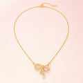 Collar con lazo Juliette Gold – Collar con dije de cinta de cristal rosa
