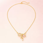 Collar con lazo Juliette Gold – Collar con dije de cinta de cristal rosa