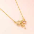 Collar con lazo Juliette Gold – Collar con dije de cinta de cristal rosa