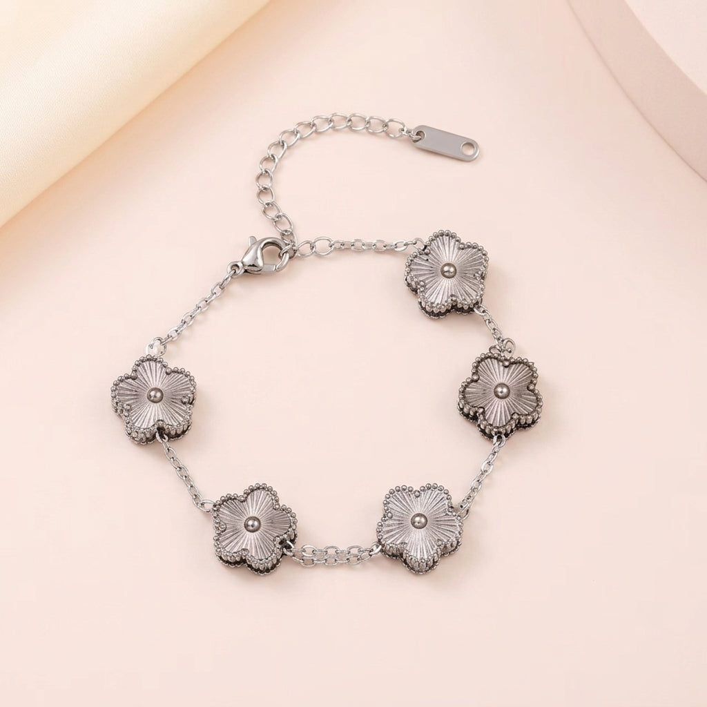 Pulsera Elara Silver Clover - Pulsera con dijes de acero inoxidable 316L con diseño floral