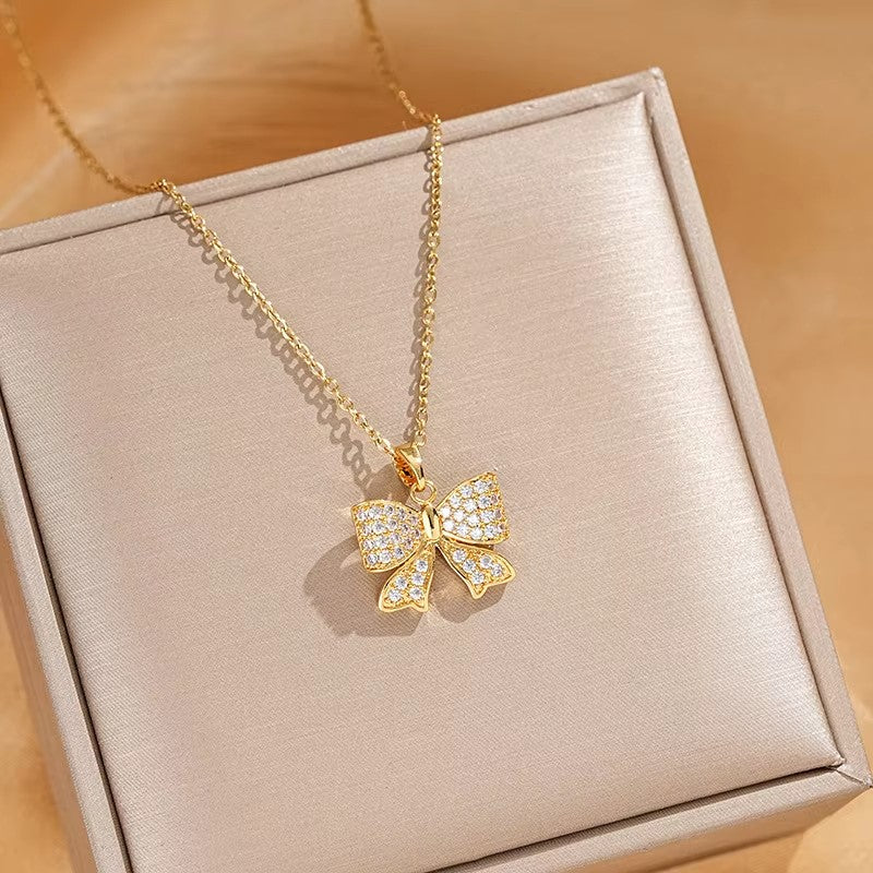 Collar con lazo dorado Belle – Collar con colgante de lazo de cristal