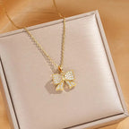 Collar con lazo dorado Belle – Collar con colgante de lazo de cristal