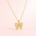 Collar con lazo dorado Belle – Collar con colgante de lazo de cristal